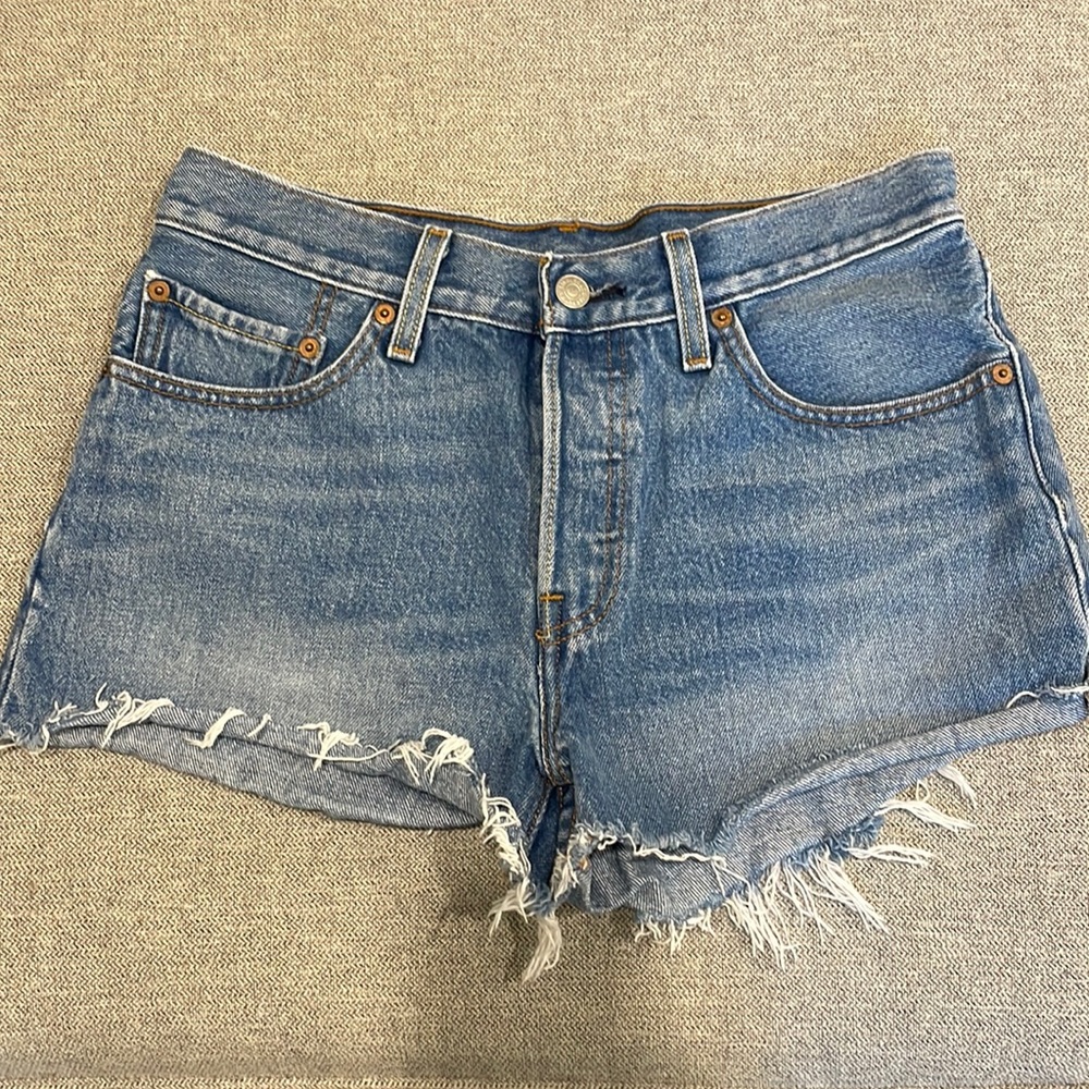 ⚡️LAST CALL⚡️LEVI’S CUT OFF SHORTS